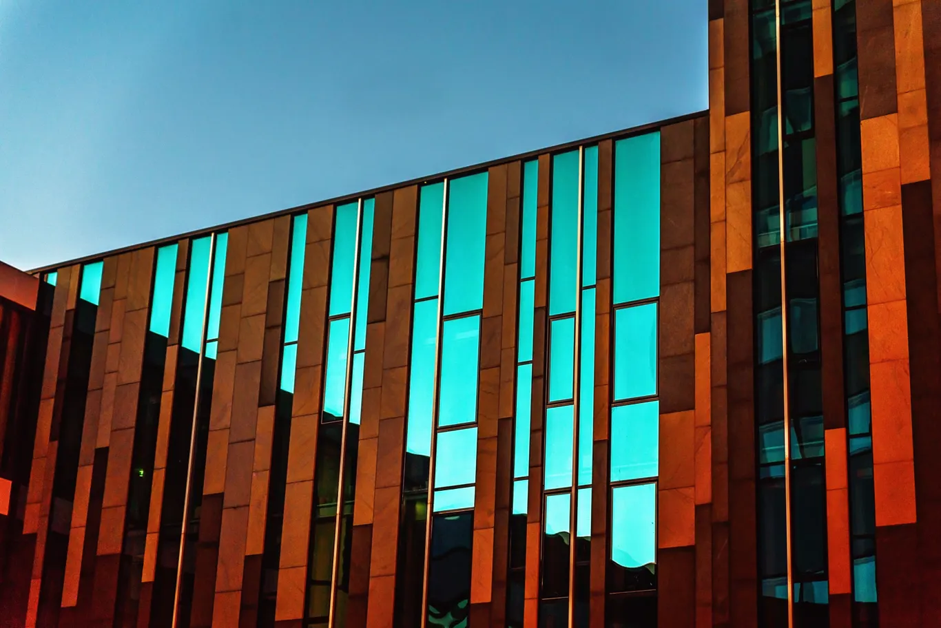 Contemporary architectural exterior symbolizing Alliant Underwriting Solutions’ specialty insurance, underwriting expertise, and market leadership.